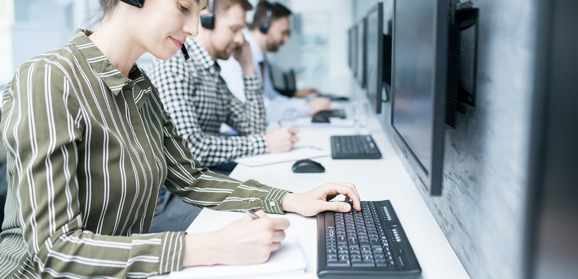 customer-service-lenders-reps-helpline-giving-advice