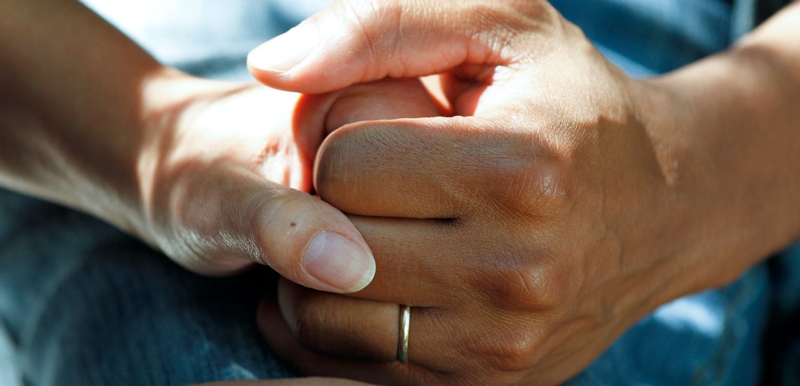 nurse-doctor-hospital-holding-hands